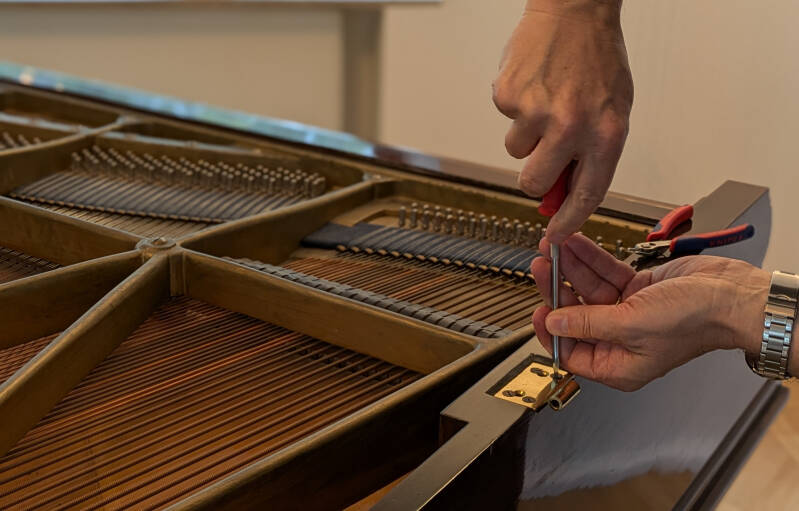 Flygel i Falsterbo får nytt gångjärn till flygellocket