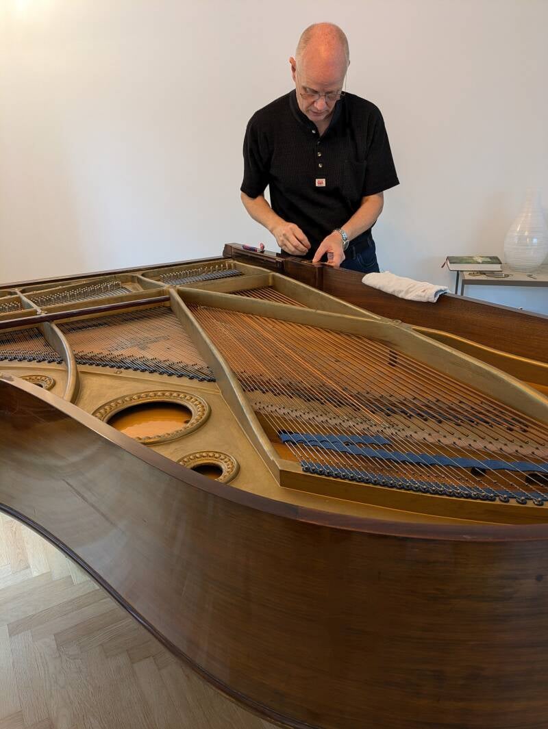 Flygel i Falsterbo får nytt gångjärn till flygellocket