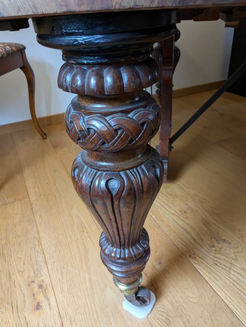 Vackert snidat flygelben på Hornung & Möllerflygel