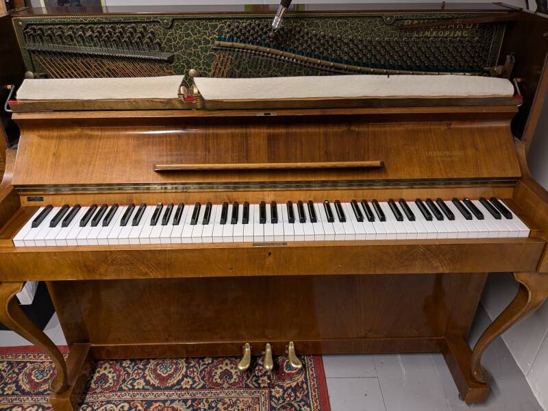 Stämning av ett svensktillverkat piano från J. O. Baumgardts pianofabrik