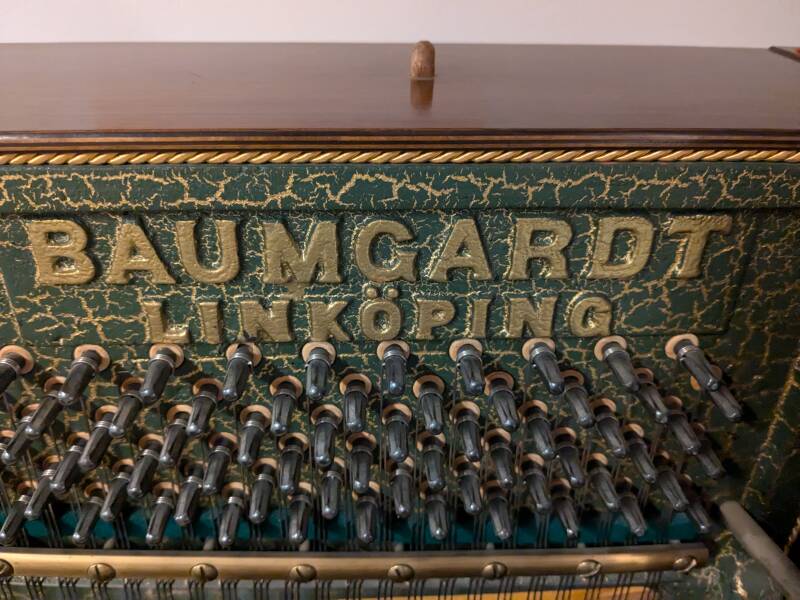 Ett piano från Baumgardts pianofabrik i Linköping
