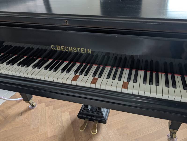Bechsteinflygel där tangentbelägg har lossnat