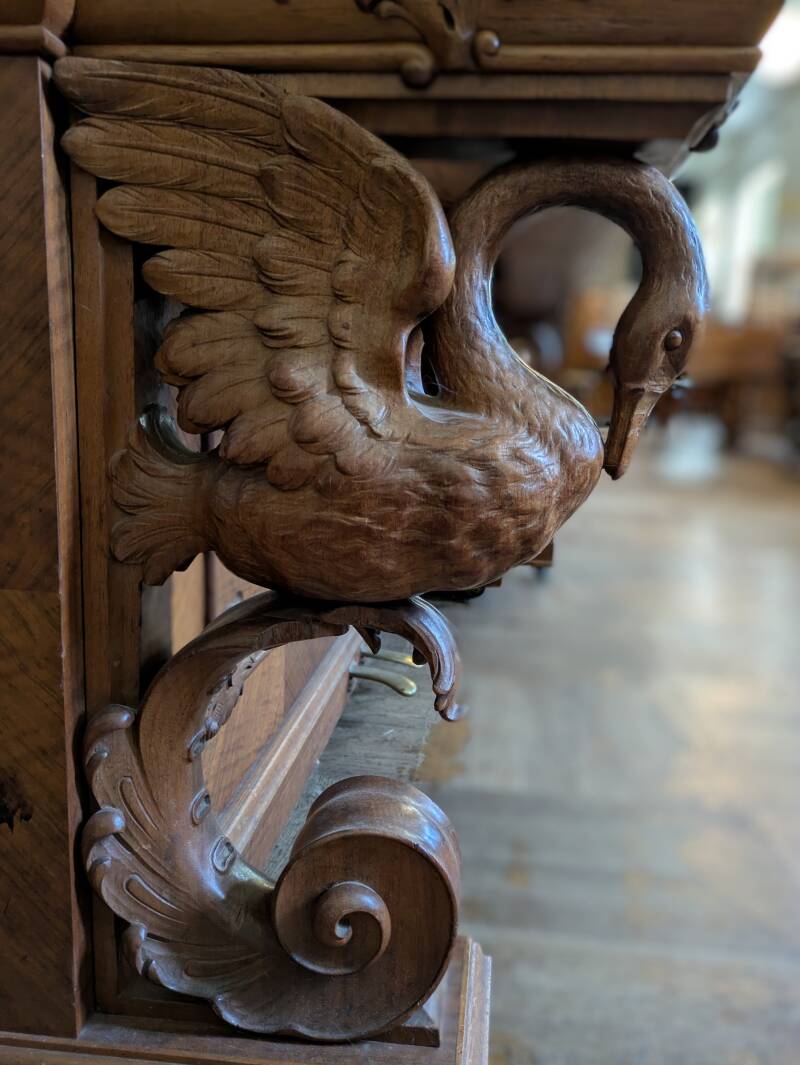 J.P. Löfberg & Co. praktpiano nr 438 ca 1896 (”svanhalspianot”)