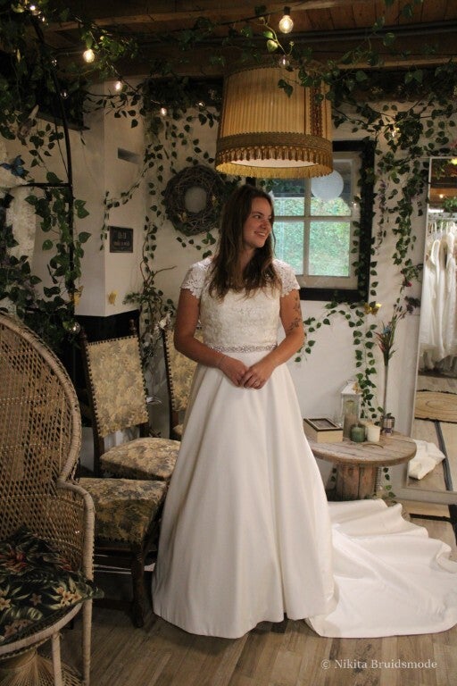 ✨ Sofia Cruz trouwjurk – Romantisch kant & zwierige sleep | Maat 42 ✨ Code 202597