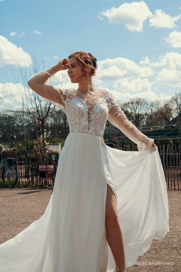 Nikita Special  bruidsjurk met split Style 3025