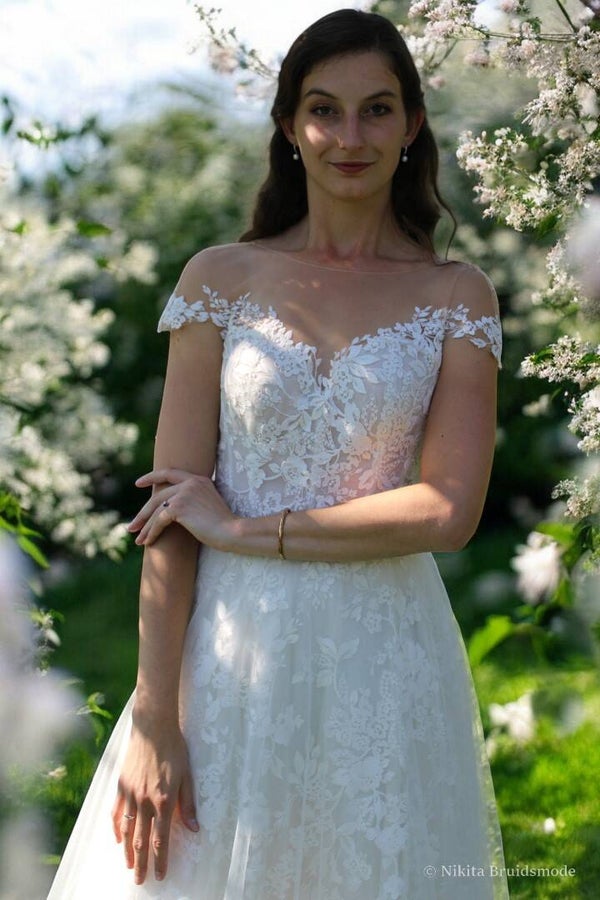 Stap stralend je grote dag binnen met de elegante Evian bruidsjurk van Victoria Soprano!