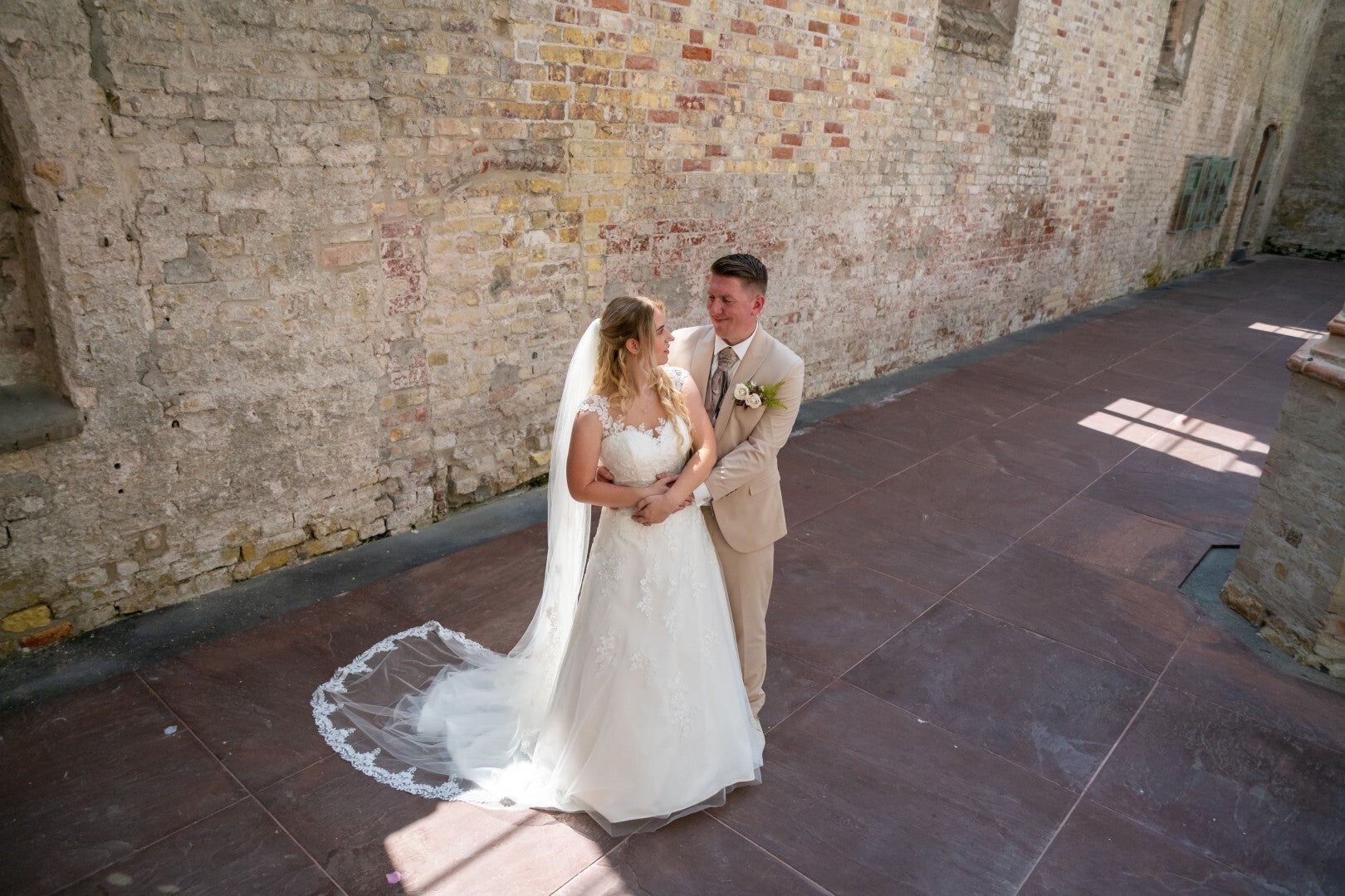 Betoverende Tweedehands Trouwjurk CLARISA van Ladybird code 2271