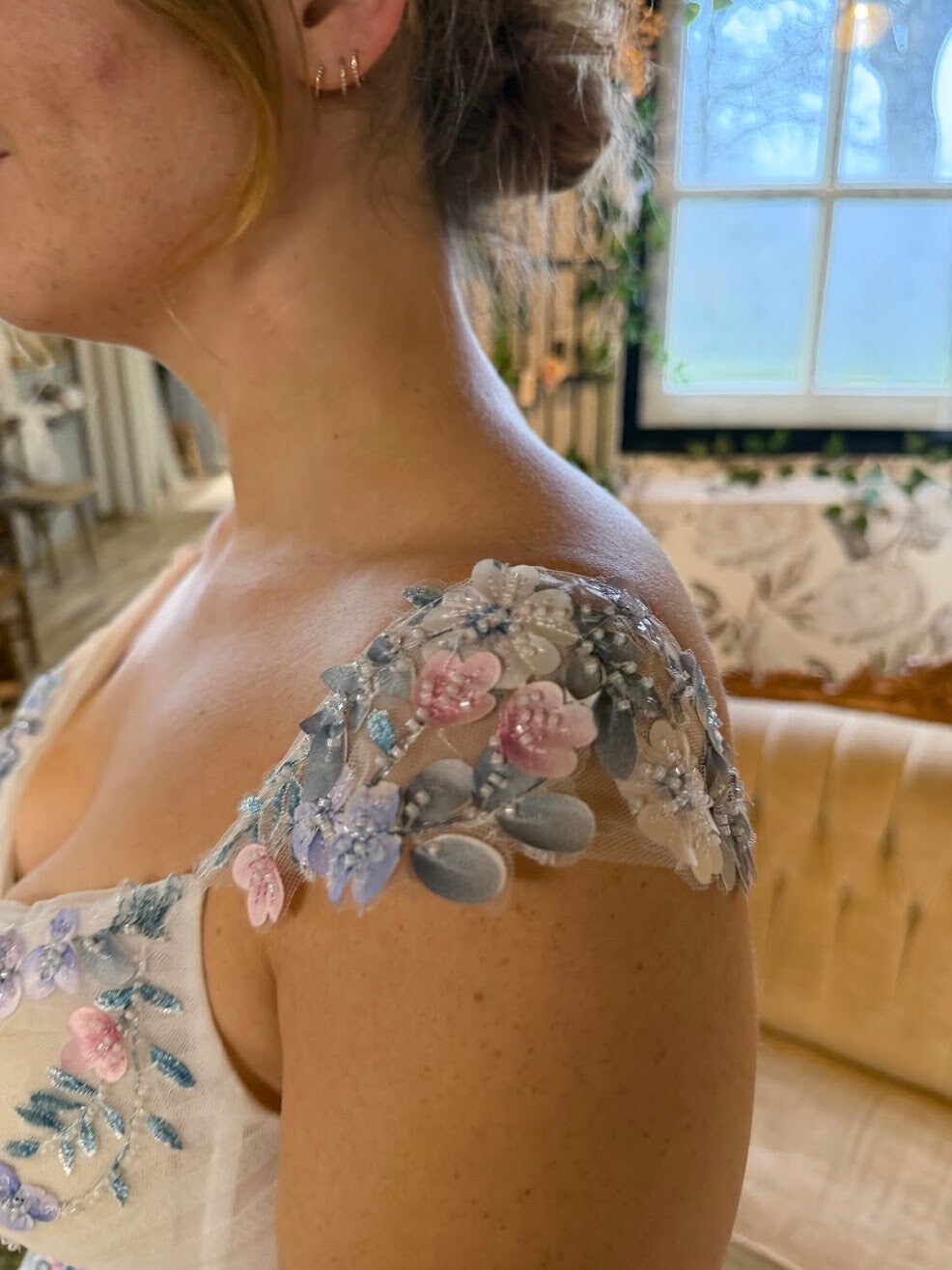 Nikita Special – Colorful Floral A-line Trouwjurk met lief kapmouwtje code LY5