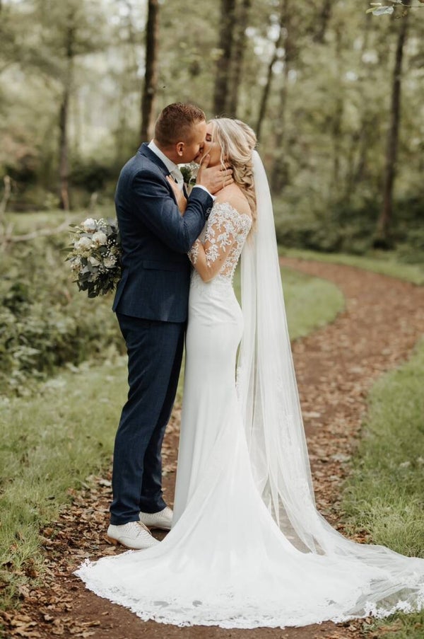 Preloved plain bruidsjurk met kant bewerkt lijfje en kanten mouwen code 948