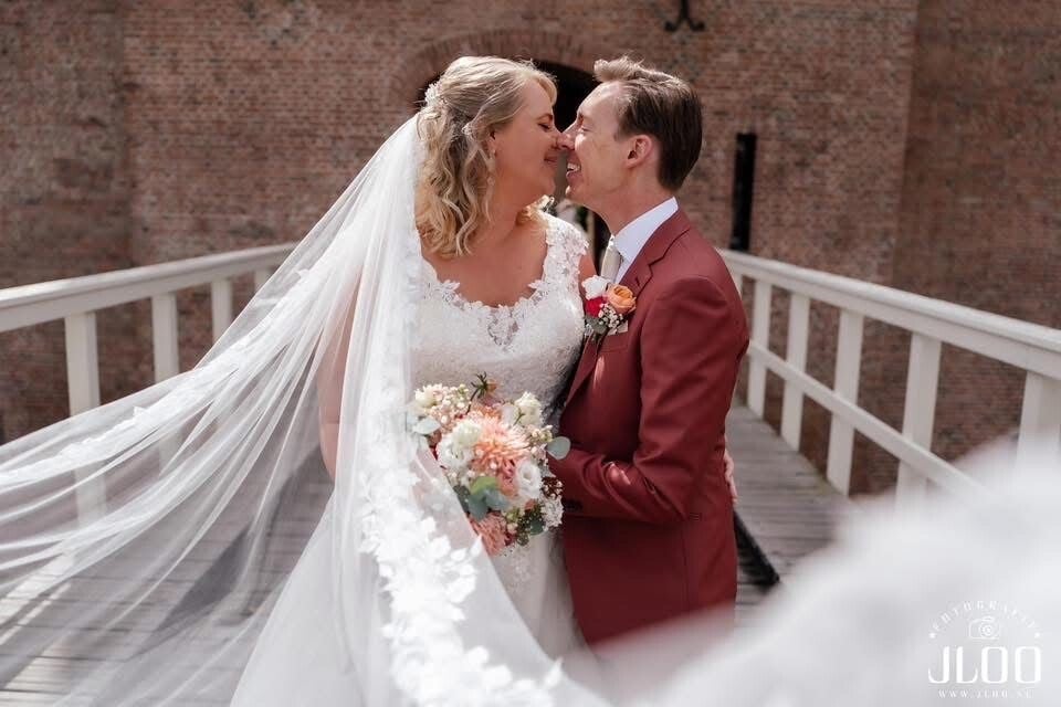 Trouwjurk A-lijn kant – elegante tweedehands bruidsjurk met tule rok en bloemenkant | code 2025151