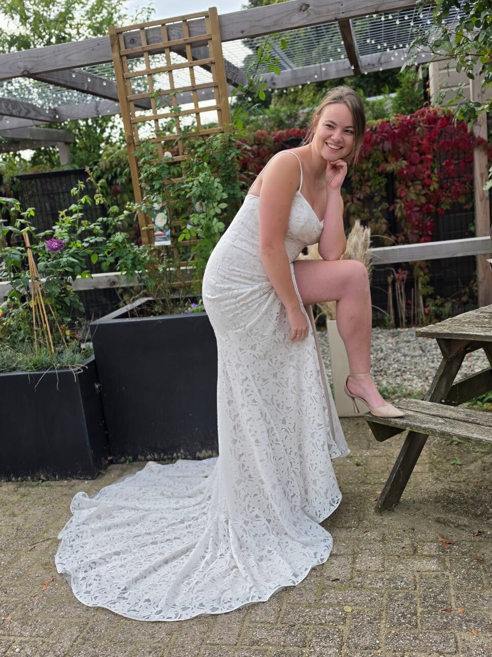 relaxte sfeer om trouwjurken te passen