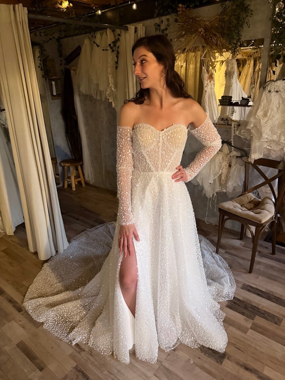 Glitterende A-lijn trouwjurk met split en losse mouwen – maat 40/42 – Nikita SpecialCode M1