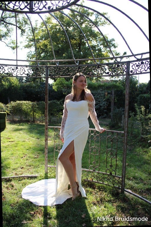 Nikita Special – Moderne Bruidsjurk met Kanten Mouw en Hoge Split code 3626