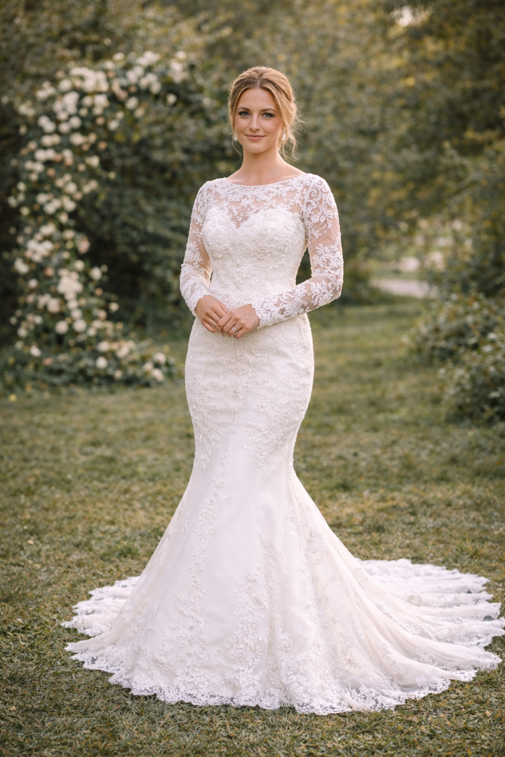 Tweedehands trouwjurk maat 38 – fitted, kant & elegante open rug met lange mouwen Code 202650