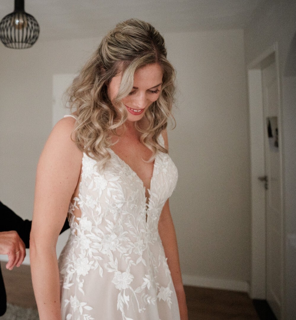 Tweedehands Eddy K trouwjurk maat 40 – romantische A-lijn met bloemenkant code 202639