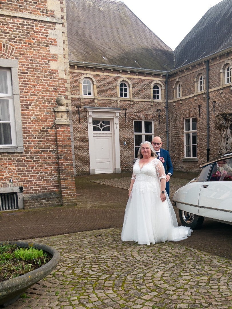 Tweedehands Miss Emily trouwjurk maat 48 – romantisch, zacht & flatterend met kanten mouwen Code 202652