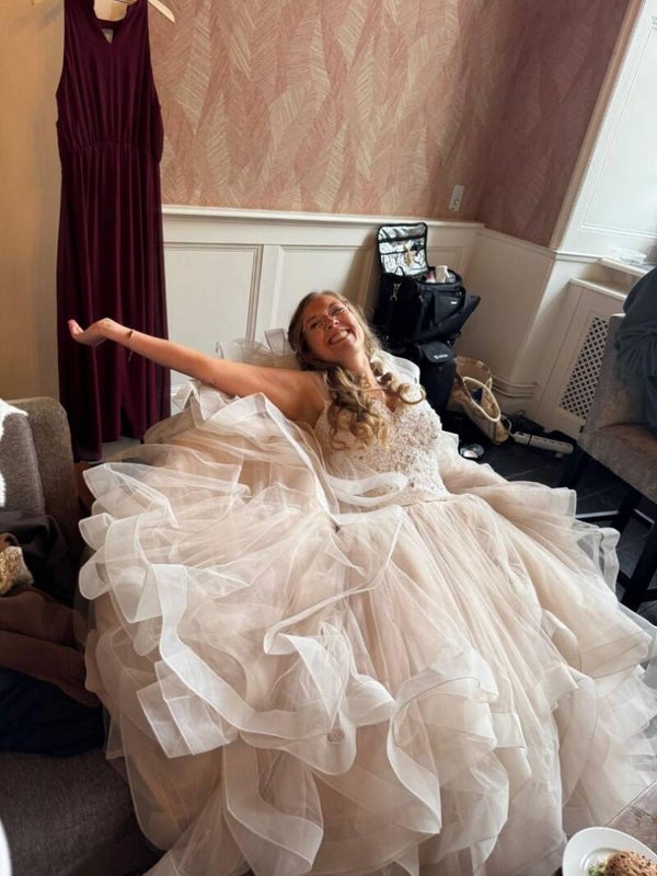 Tweedehands Morilee trouwjurk maat 42 – romantisch, speels & met spectaculaire sleep code 202651