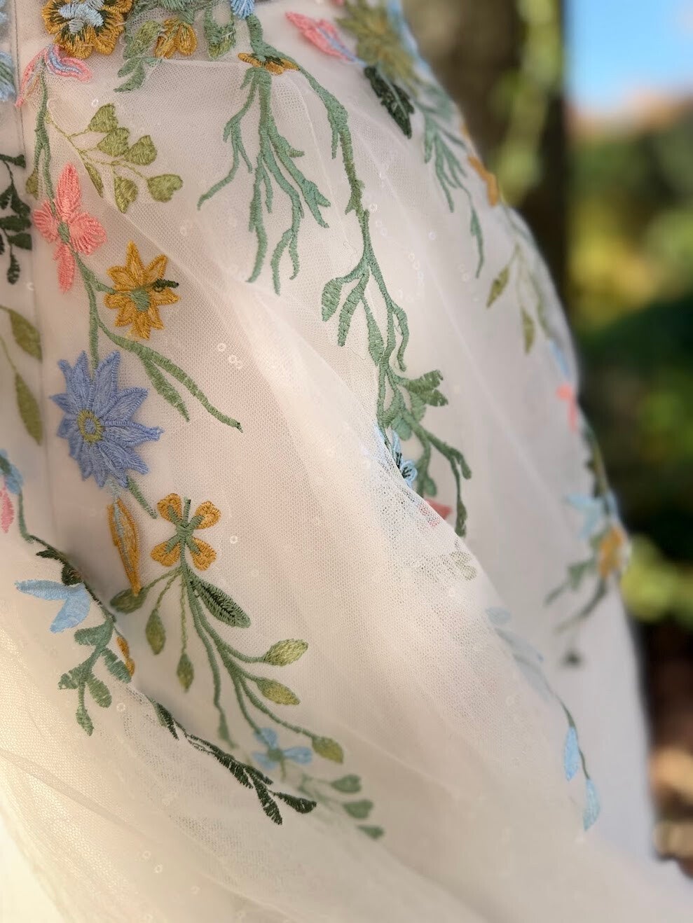 🌸 Tweedehands trouwjurk met bloemen – Nikita Special met kleur, borduursel en open rug Code 2025103