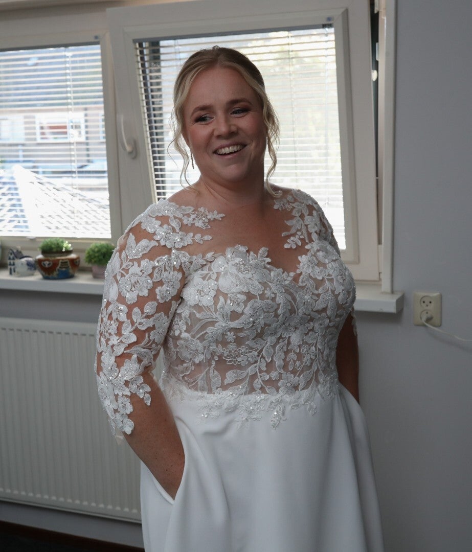 ✨ Tweedehands Sincerity trouwjurk 44480 – maat 42-44 | Elegant, vrouwelijk & tijdloos code 202637