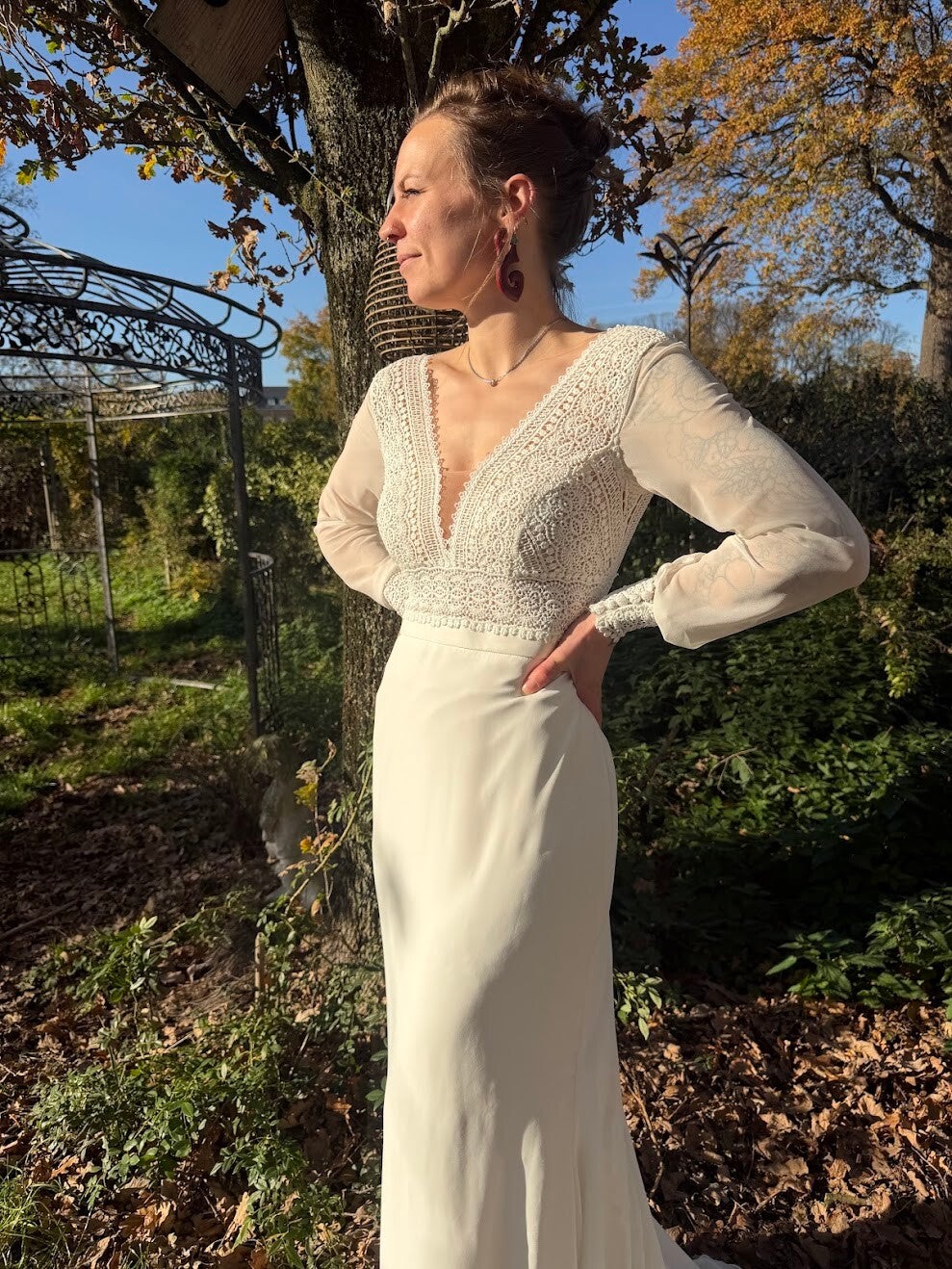 Tweedehands trouwjurk met prachtig kant en diepe V-hals (maat 38-40) Code AWP1