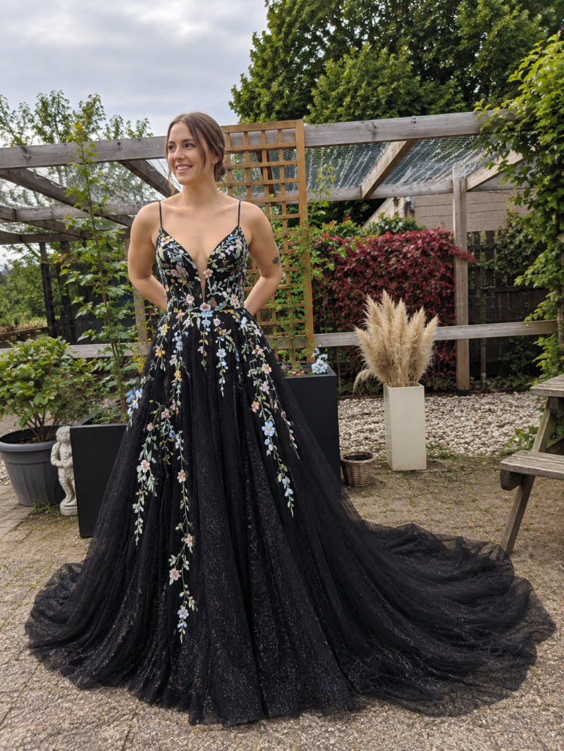 zwarte trouwjurk met gekleurde bloemen