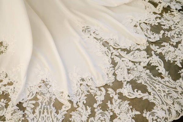 Modeca trouwjurk met kanten lijfje en sleep – maat 38 code 2026123