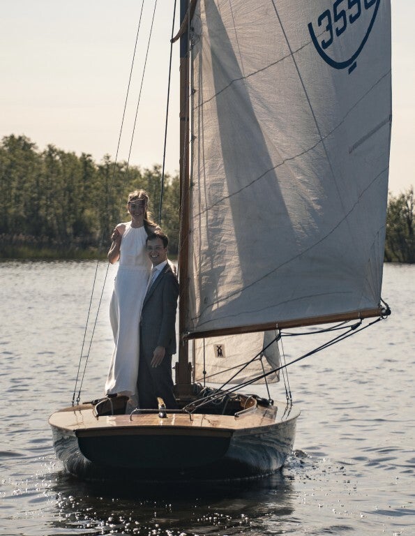 White One trouwjurk – Moderne halter met open rug & strakke A-lijn | Maat 36 | Tweedehands Code 2025158