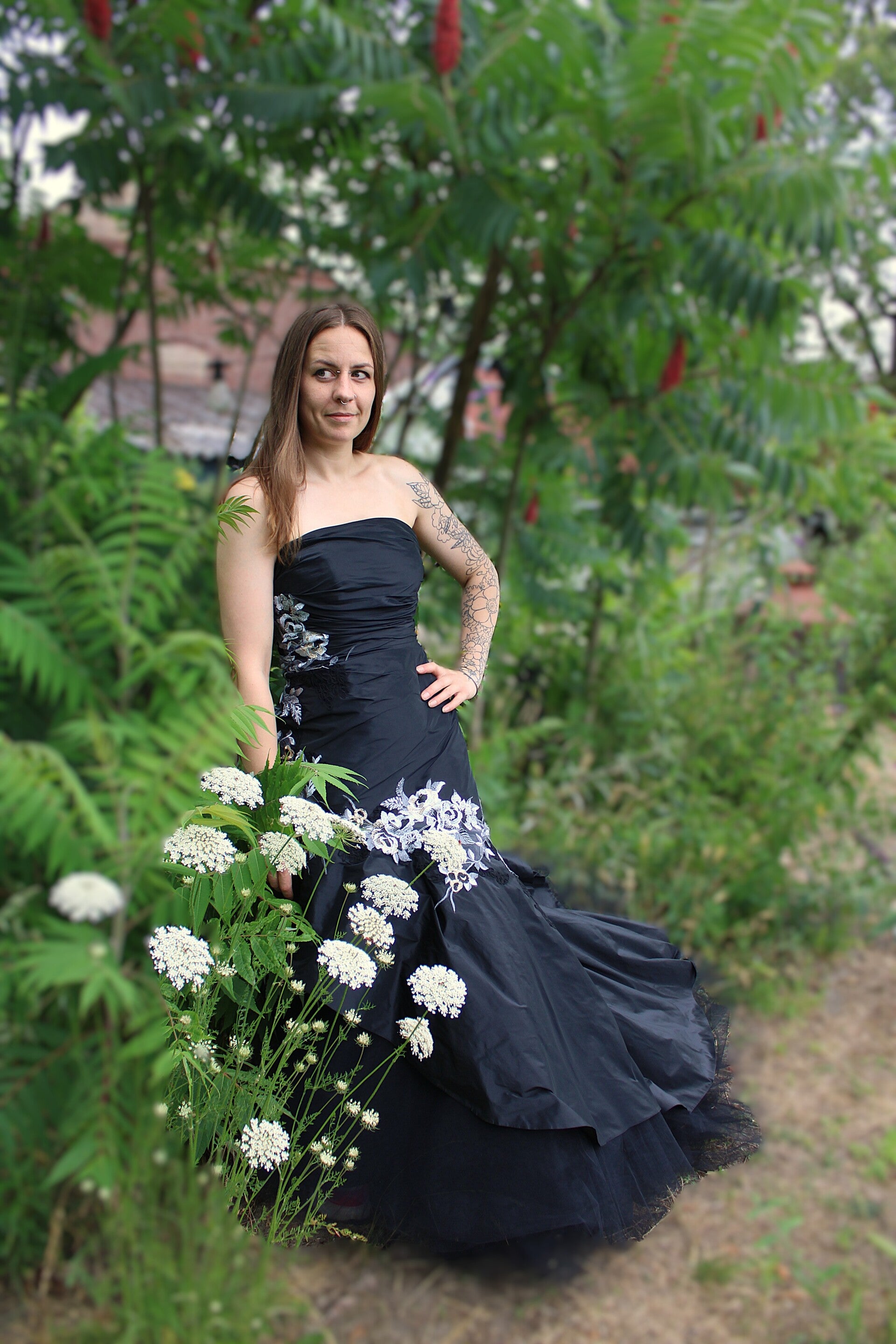 Zwarte Unieke bloemen trouwjurk – maat 38-40