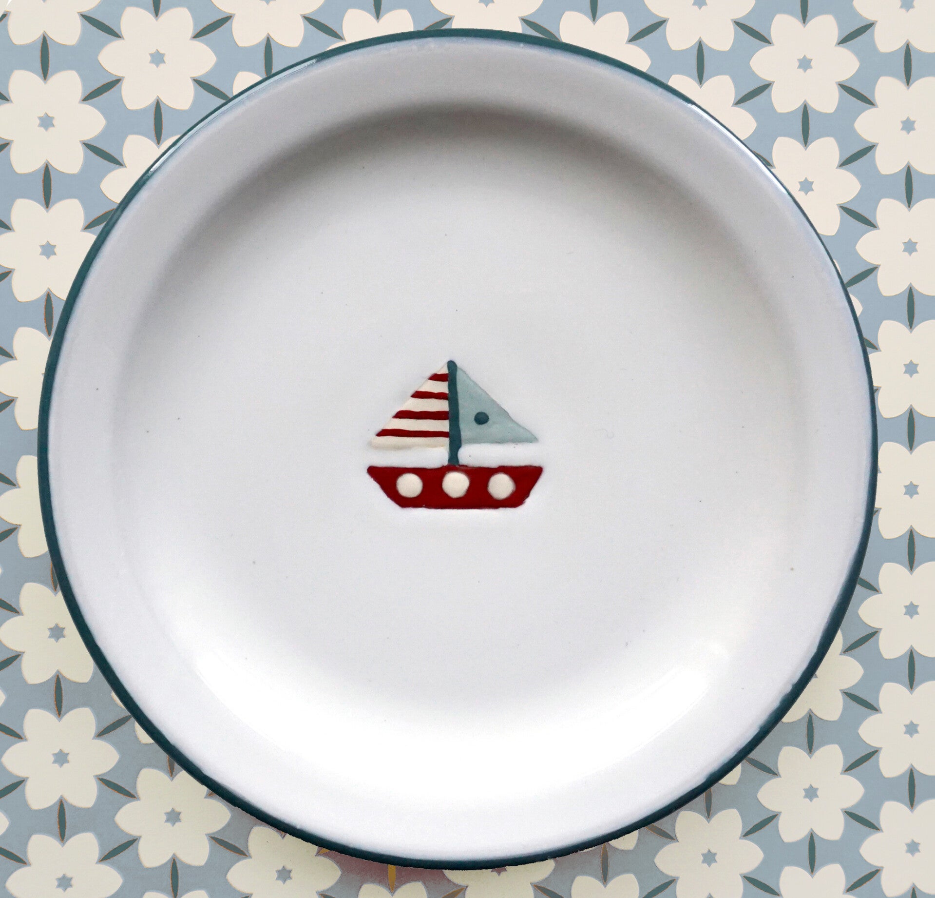 Teller mit rotem Schiff