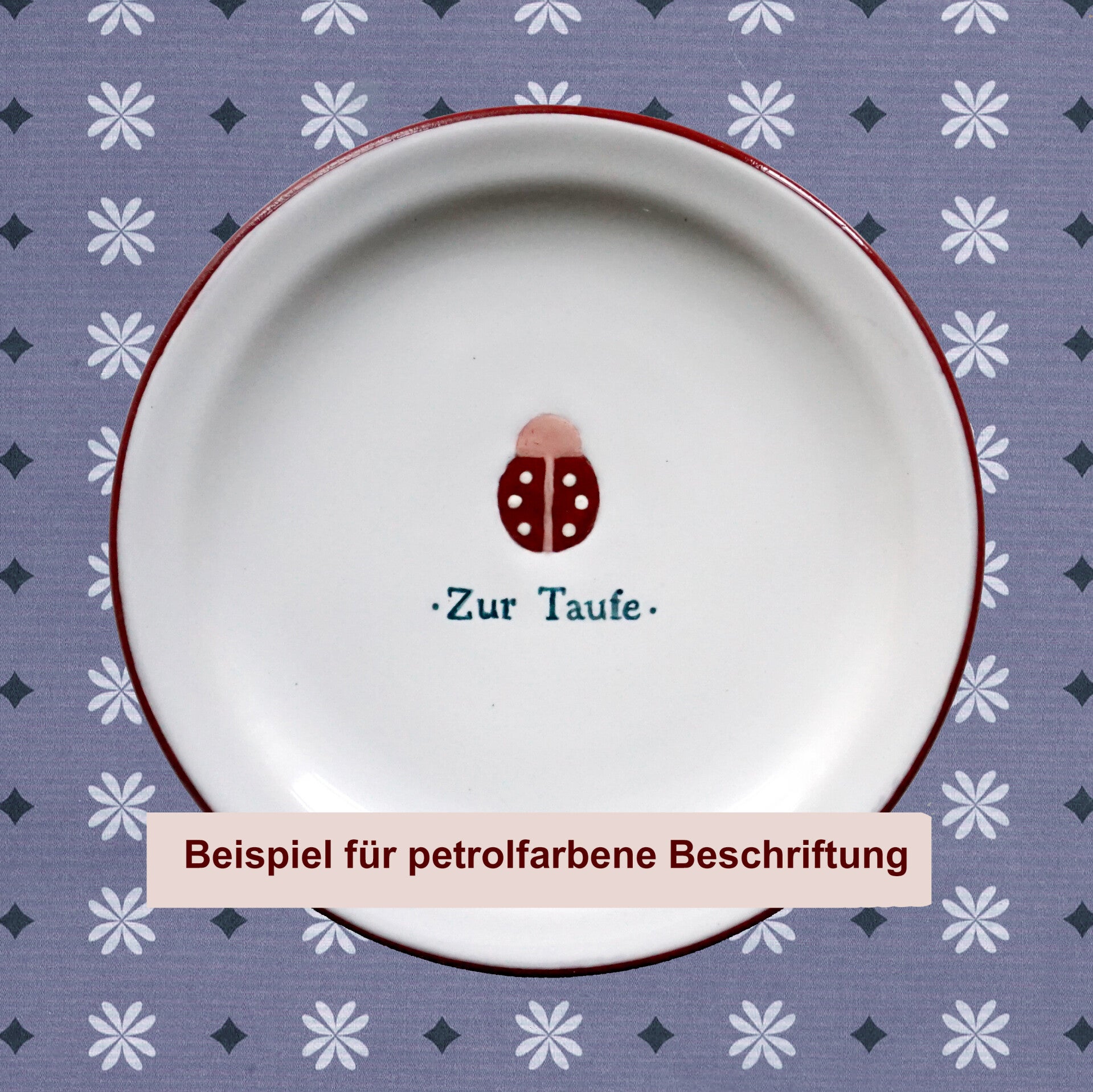 Teller mit rotem Rand
