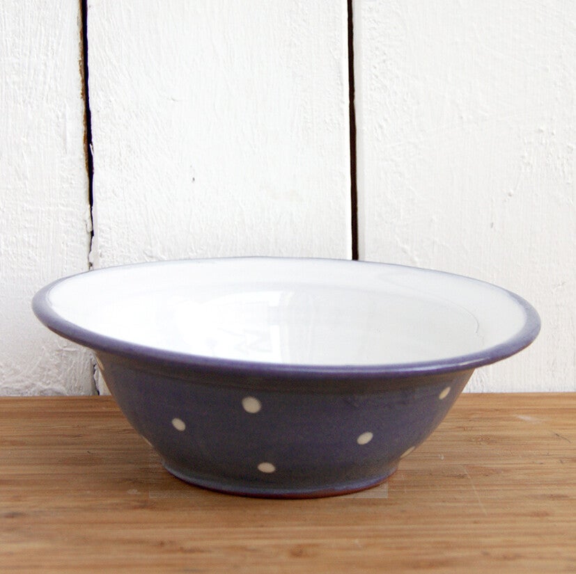 Lila Schale mit weißen Punkten