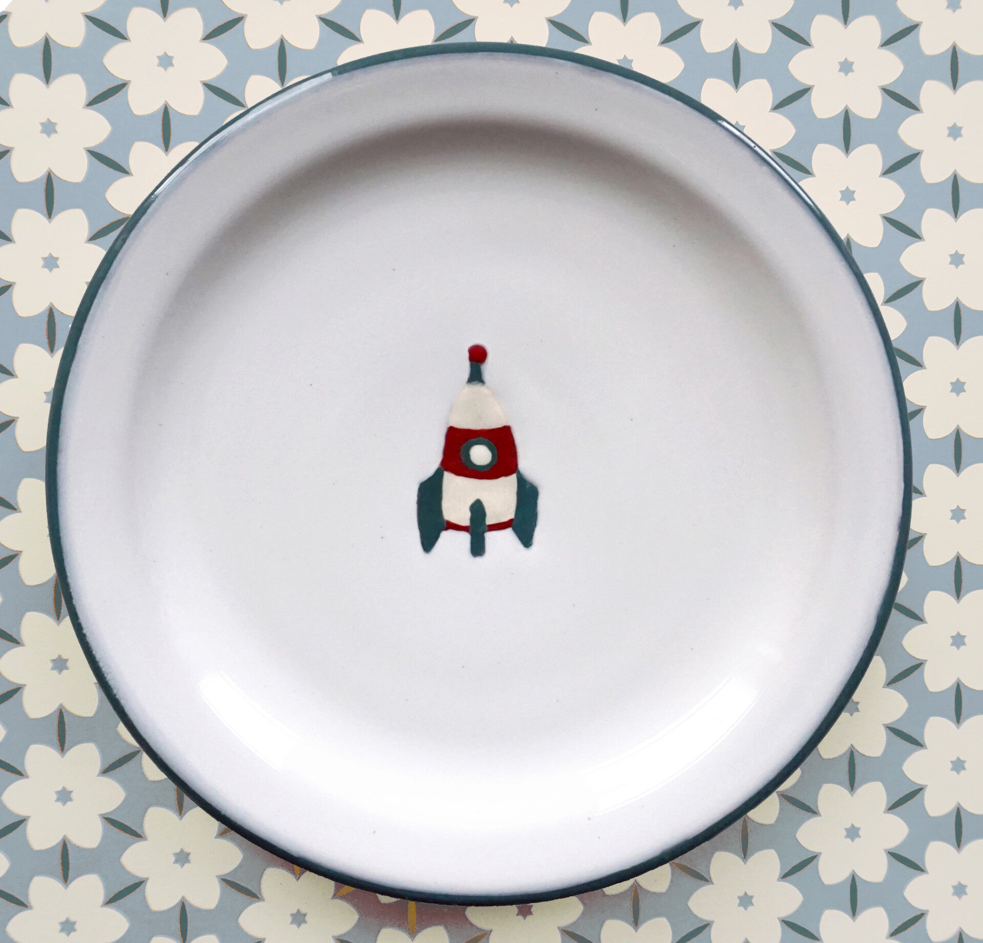 Teller mit einer Rakete