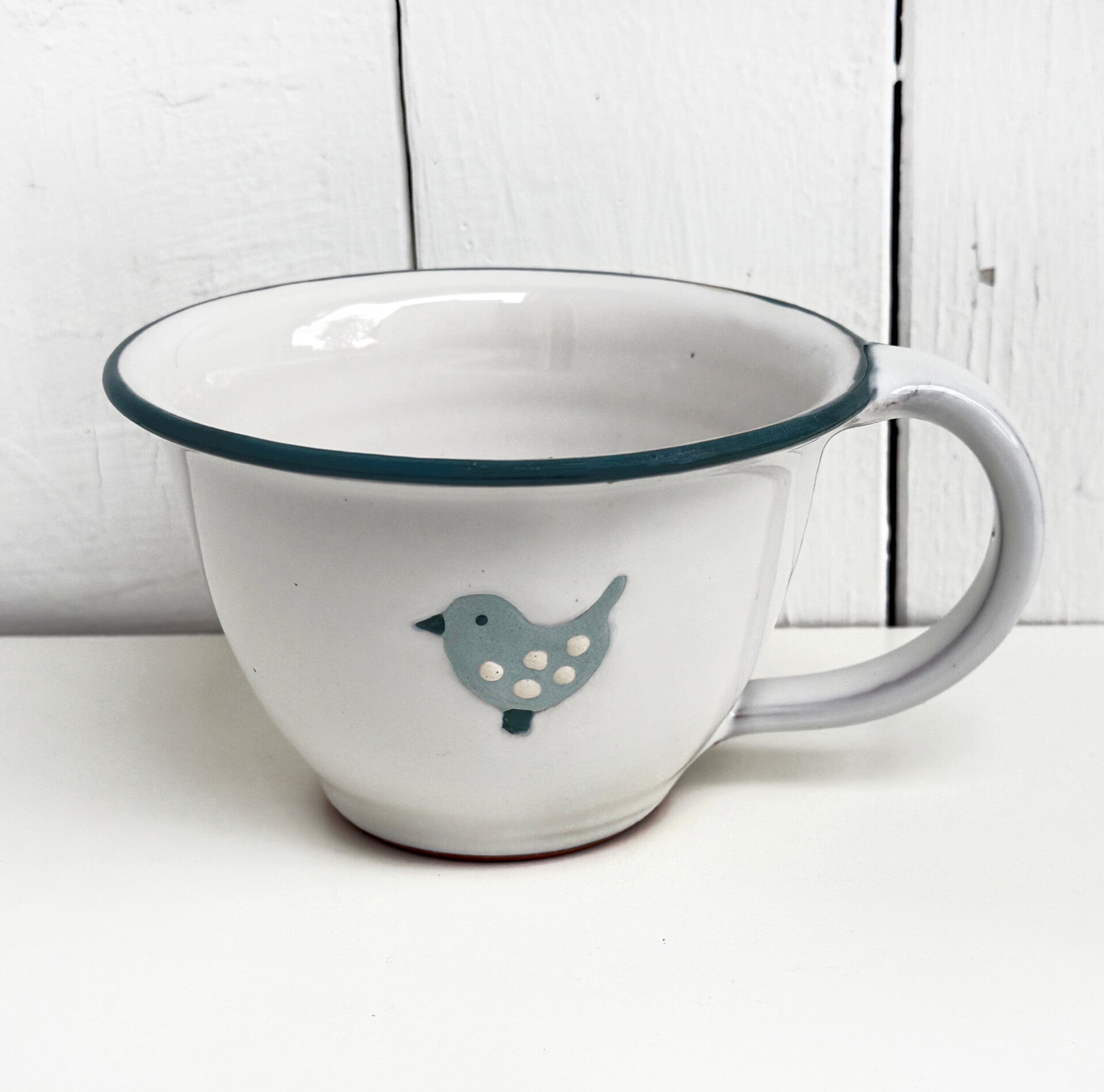 Tasse mit hellblauem Vögelchen