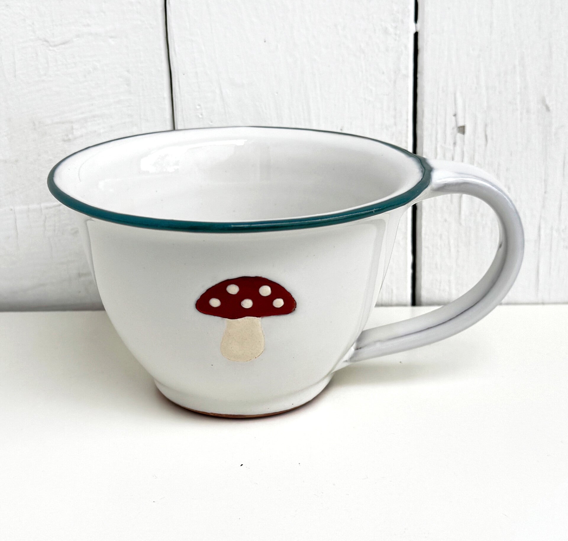 Glückspilztasse mit petrolfarenem Rand