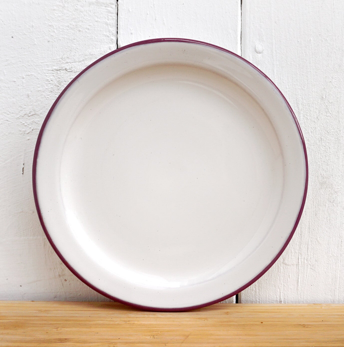 Teller mit lilarotem Rand