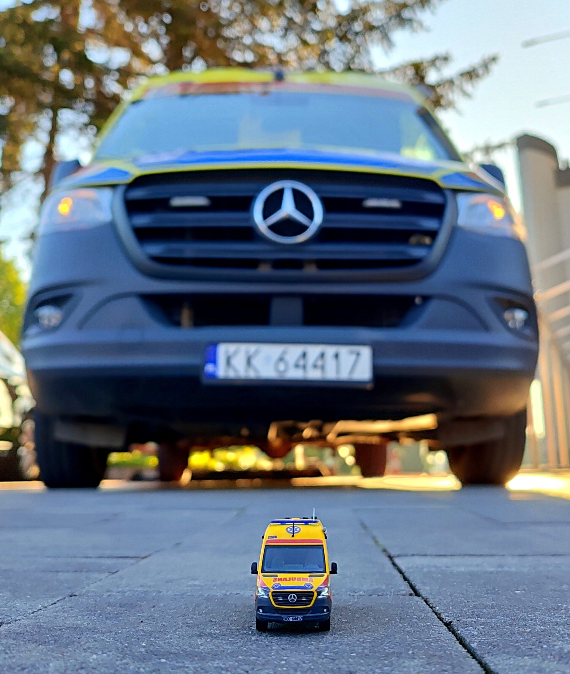 Mały i duży ambulans Mercedes-Benz Sprinter