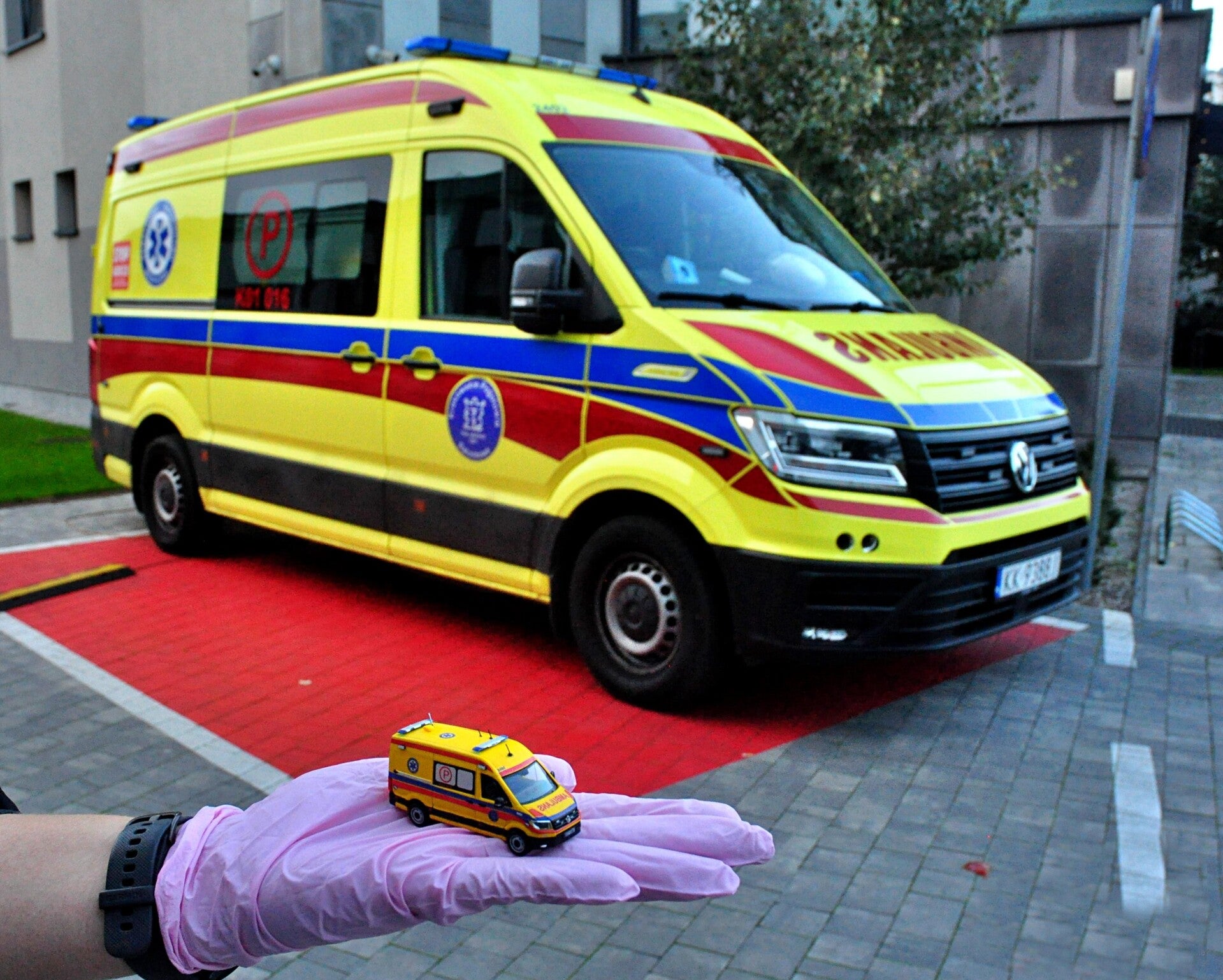Mały i duży ambulans Krakowskiego Pogotowia Ratunkowego