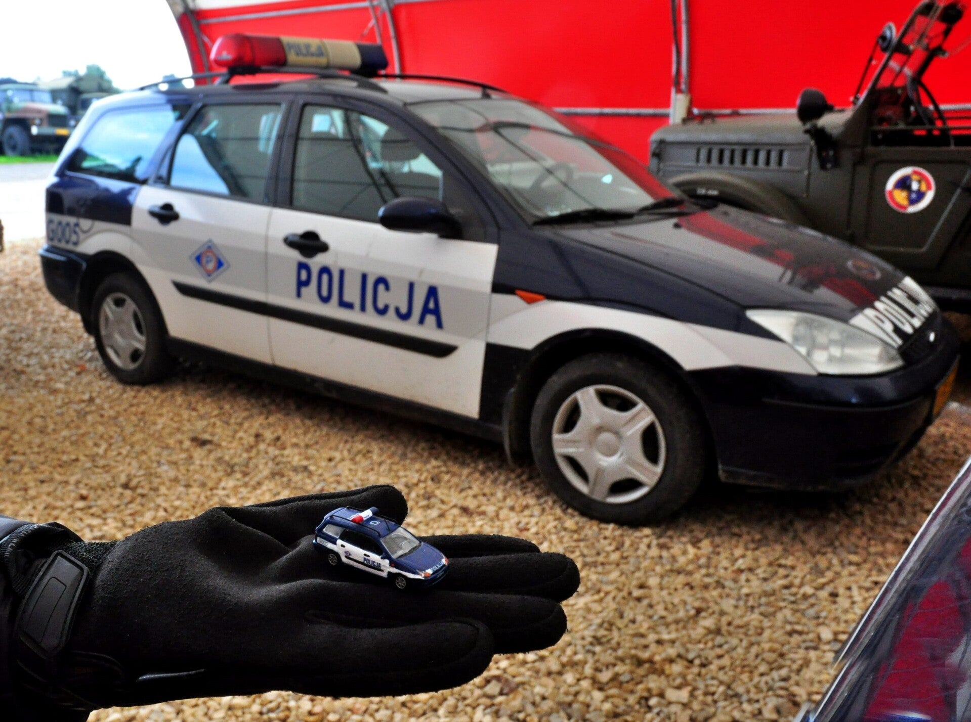 Mały i duży radiowóz Komendy Wojewódzkiej Policji w Krakowie