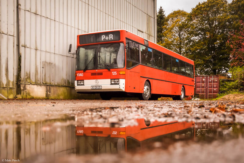 Mercedes Benz O 405 spiegelt sich in einer Regenpfürze