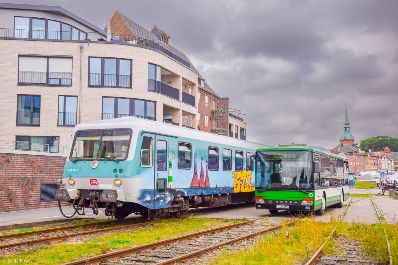 Setra S 315 NF und Triebwagen 628 201