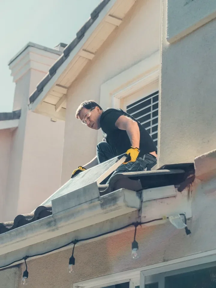 Installateur werkt aan een installatie bij een woning