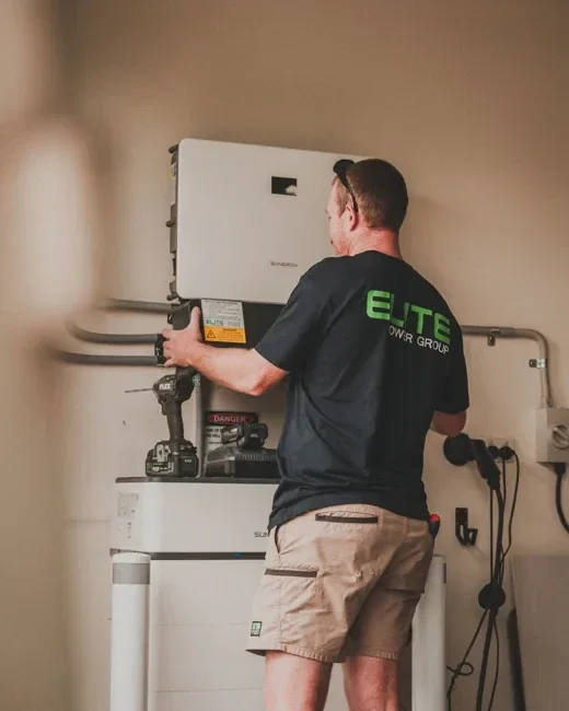 Installateur werkt aan een installatie in een technische ruimte