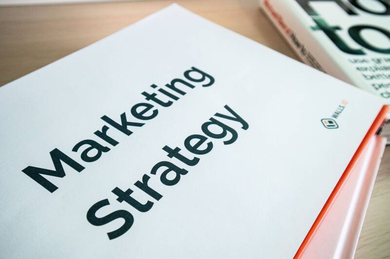 Document over marketingstrategie op een bureau.