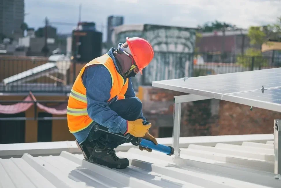 Installateur aan het werk op een dak.