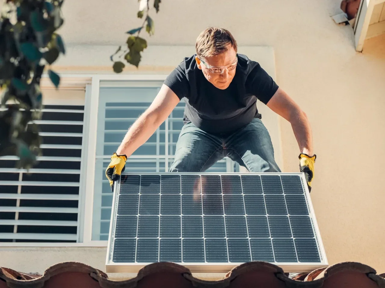 Installateur bij een zonnepaneel op een dak