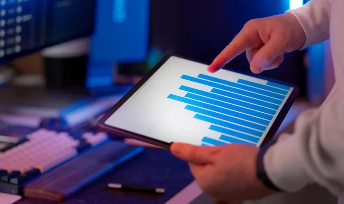 Grafieken bekijken op een tablet.