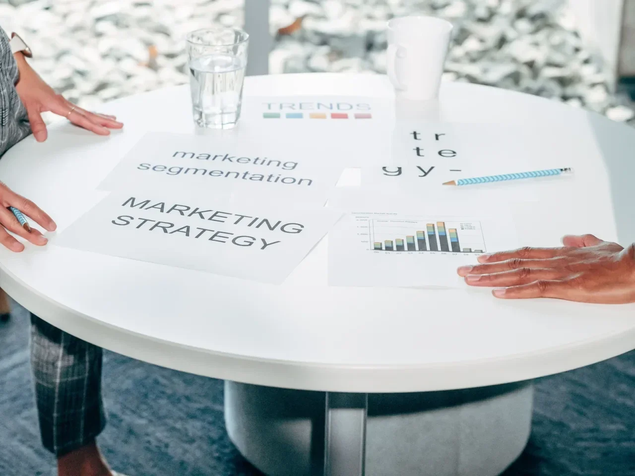 Mensen bespreken een marketingplan met aantekeningen aan een tafel