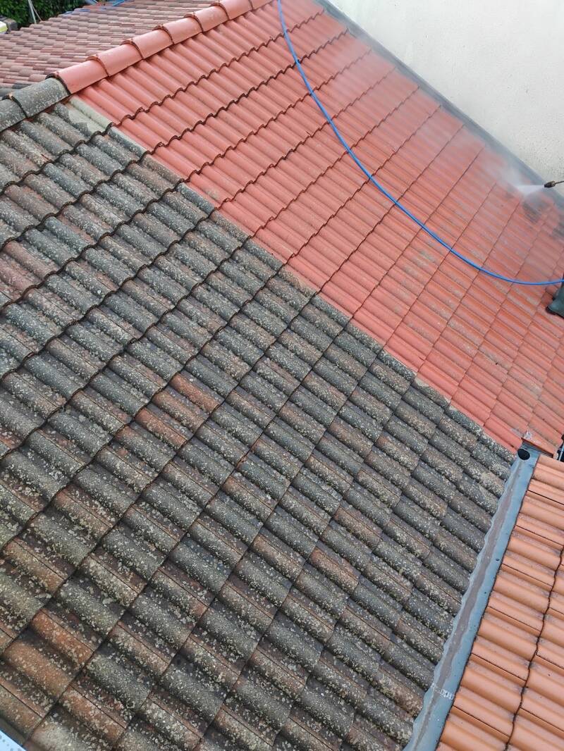 Nettoyage de toiture à Lyon : avant et après le démoussage haute pression sur tuiles rouges par Renov-a-Lyon.