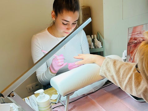 Geniet van een ontspannende manicure in je eigen huis.