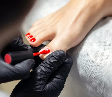 Geniet van een ontspannende pedicure in je eigen huis.